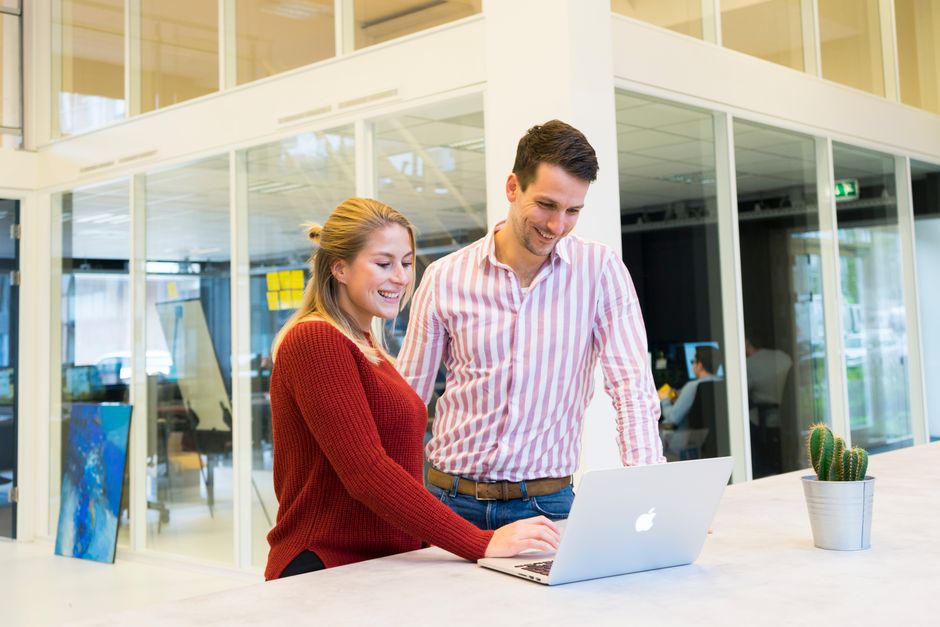 Team arbeitet gemeinsam an Online-Marketing-Aufgaben in einer Lern-Community